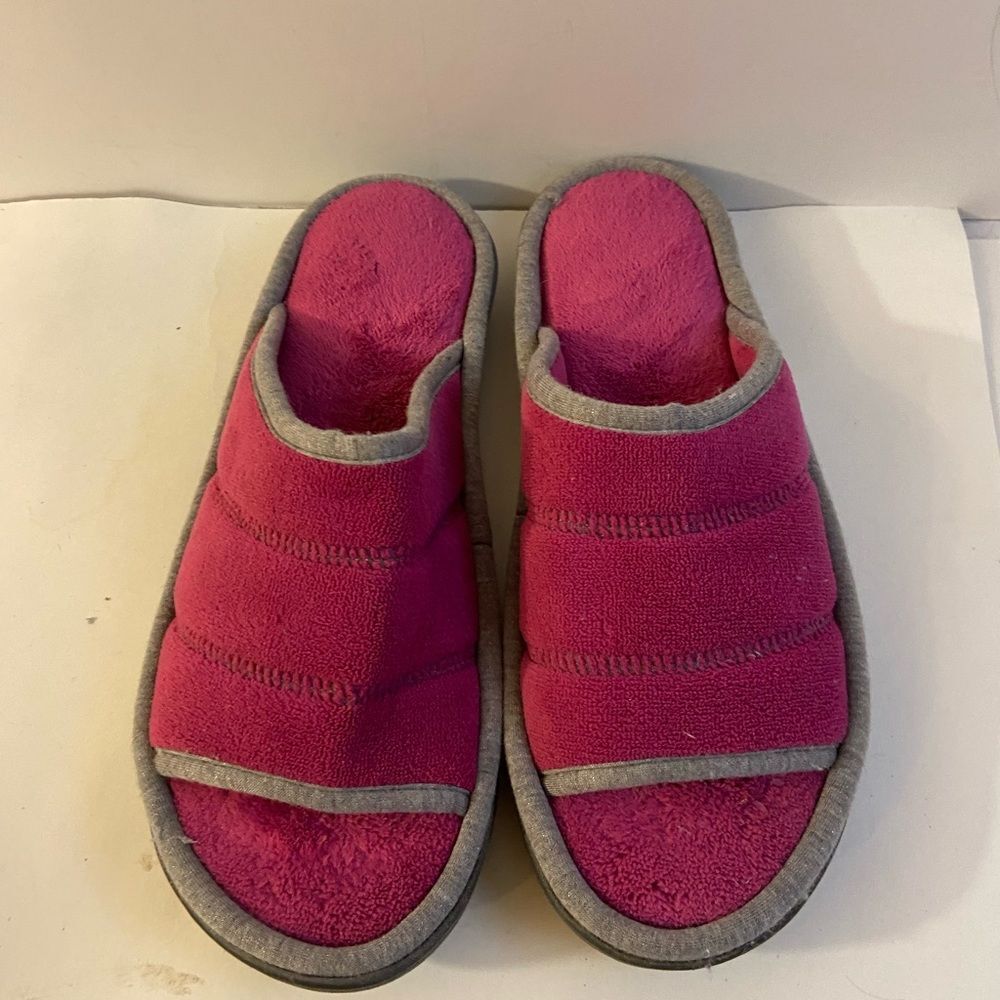 Isotoner  8.5-9‎ peep toe slippers hard soles